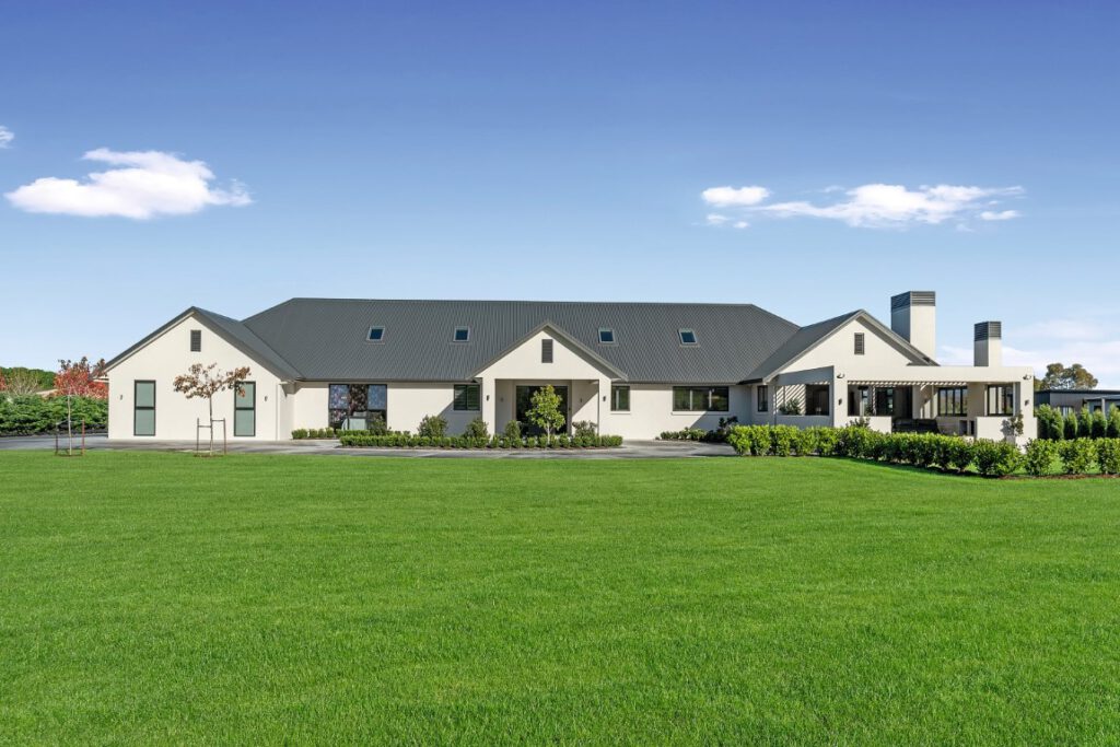 Bungalow: Außenansicht mit Umgebung